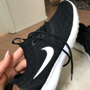 Black and white nikes size 6.5